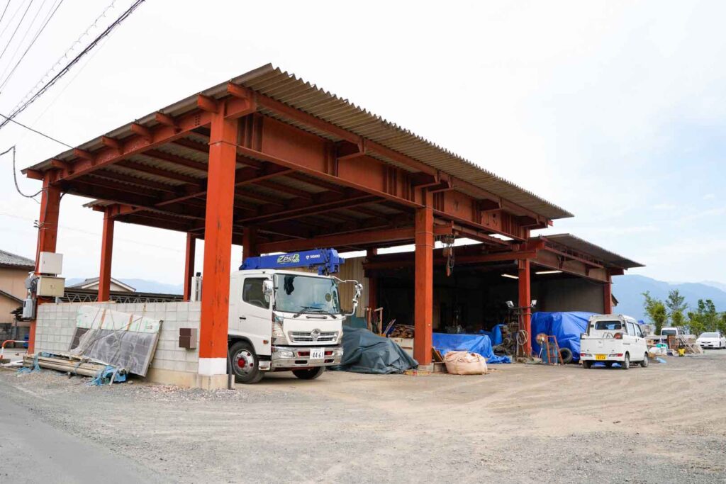 小沢庭園土木の車庫